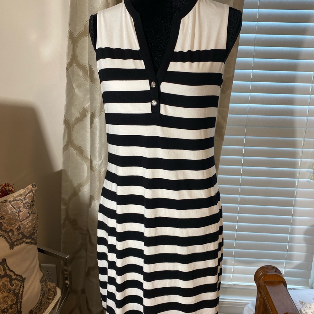 White House Black Market dress. Size M Black and cream with v-neck.